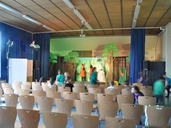 Aula mit Bühne